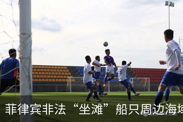 菲律宾非法“坐滩”船只周边海域出现大量垃圾，中国海警组织打捞